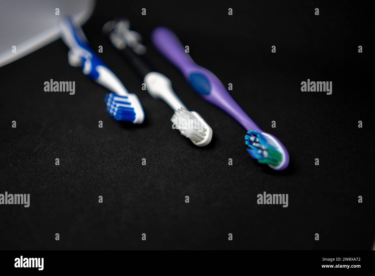 Tre spazzolini di colore diverso Foto Stock