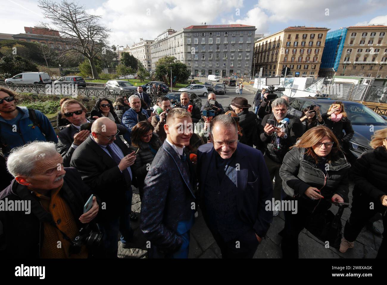 Napoli, la cerimonia civile di Alessandro Cecchi Paone e Simone Antolini, il matrimonio officiato dal sindaco di Napoli Gaetano Manfredi, come testimoni, ci sono l'ex moglie della giornalista e presentatrice televisiva, Cristina Navarro, e Ilenia Antolini, cugina dello sposo, mentre la figlia di 5 anni di Antolini, Melissa, portava le fedi nuziali. Tra i primi ospiti ad arrivare Elenoire Ferruzzi, ex concorrente del grande fratello VIP, con le sue unghie da 20 cm, le sorelle Pompadour, vestite identicamente in abiti neri, calze a rete, piume e paliettes, in pantaloni beige, con bla Foto Stock