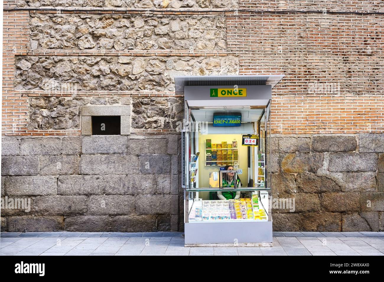 Madrid, Spagna - 20 settembre 2023: Piccolo chiosco che vende biglietti della lotteria presso le mura medievali. Foto Stock