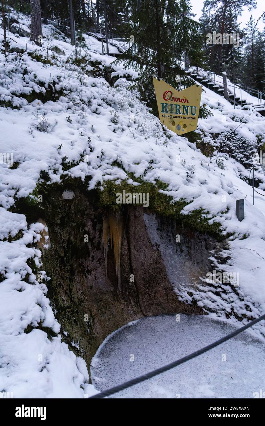 Onnen kirnu (Pothole of happiness), una delle buche di Askola, Finlandia in inverno. 25 novembre 2023. Foto Stock