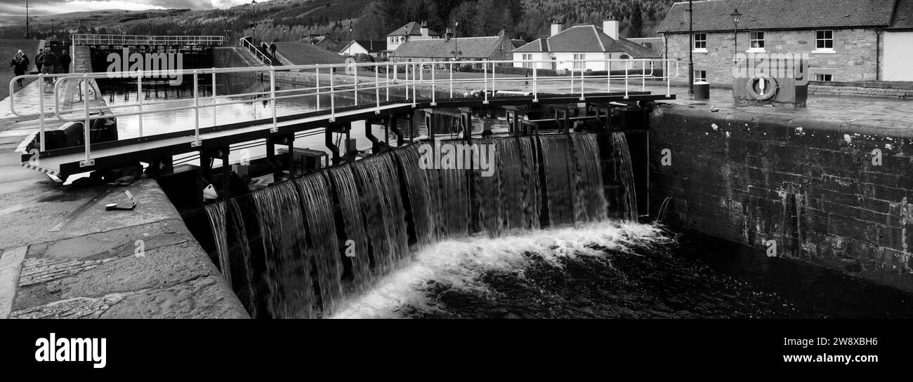 Vista autunnale sulle chiuse del canale, Fort Augustus, Highlands della Scozia Foto Stock