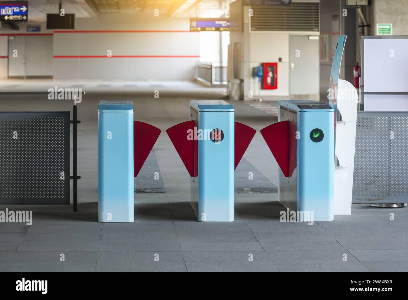 L'entrata e l'uscita della moderna stazione ferroviaria sono aperte con lettori di carte elettroniche Foto Stock