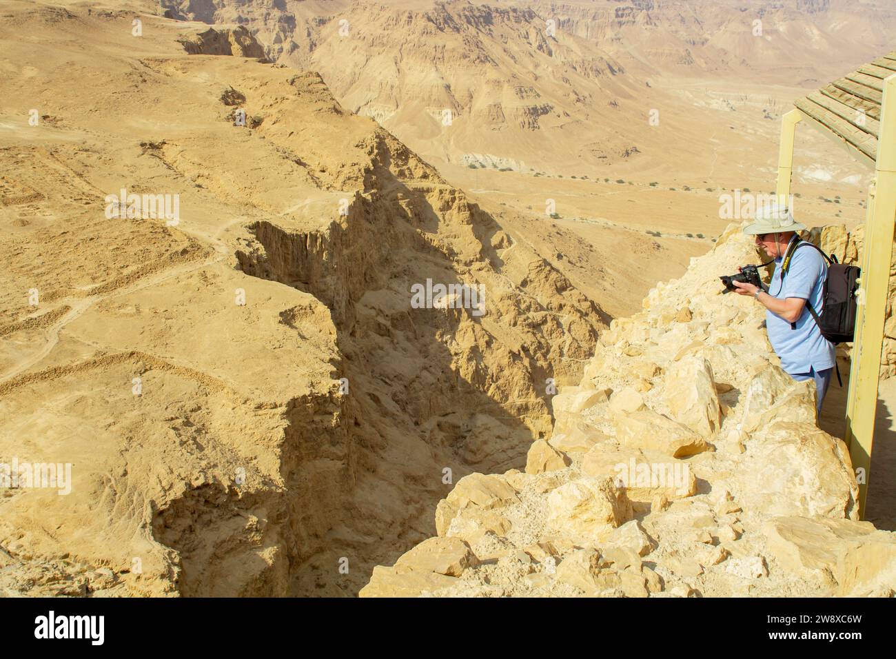 Novembre 2022, ATourist fotografa la Judean Wilderness nel sud di Israele dal punto panoramico di Masada. Costruito da Erode il grande e dall'anc Foto Stock