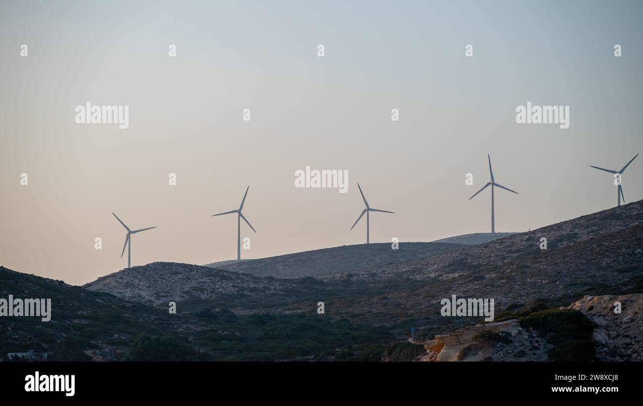 Una catena montuosa in cima alla quale girano mulini a vento. Risorse energetiche rinnovabili. Foto Stock