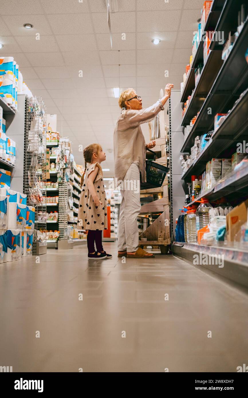 Nonna e nipote fanno shopping al supermercato Foto Stock