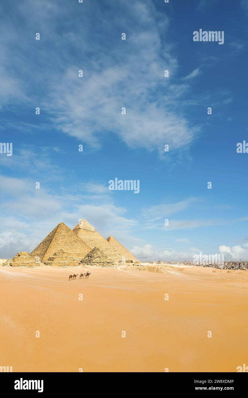 Una vista sulle piramidi, Giza, il Cairo, l'Egitto. Foto Stock