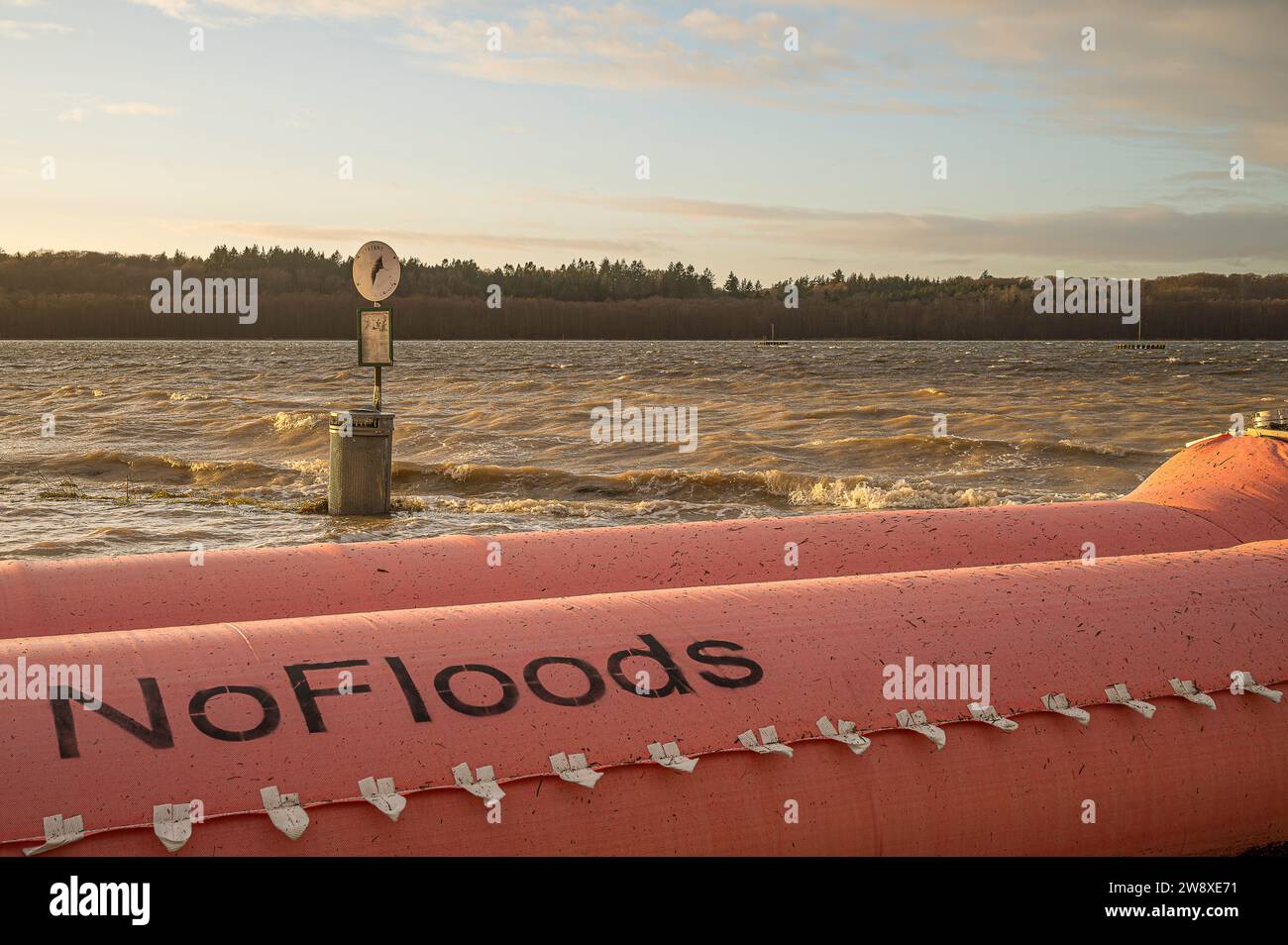 Italy, Dec. 22. I tubi d'acqua proteggono dalle inondazioni a Frederikssund quando il livello dell'acqua è al massimo il venerdì pomeriggio (immagine di credito: © Stig Alenäs) Foto Stock