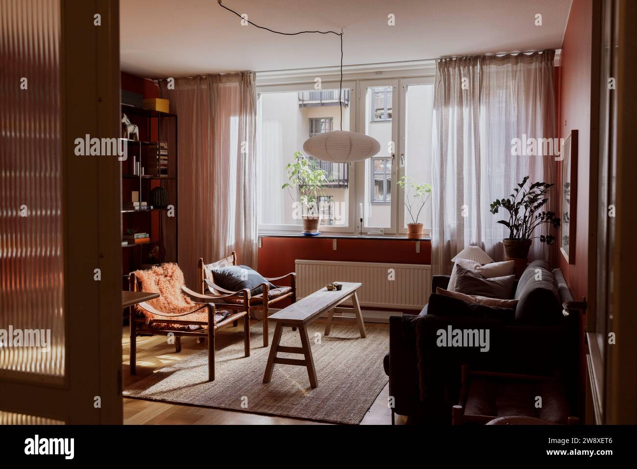 Soggiorno vuoto con mobili nell'appartamento Foto Stock