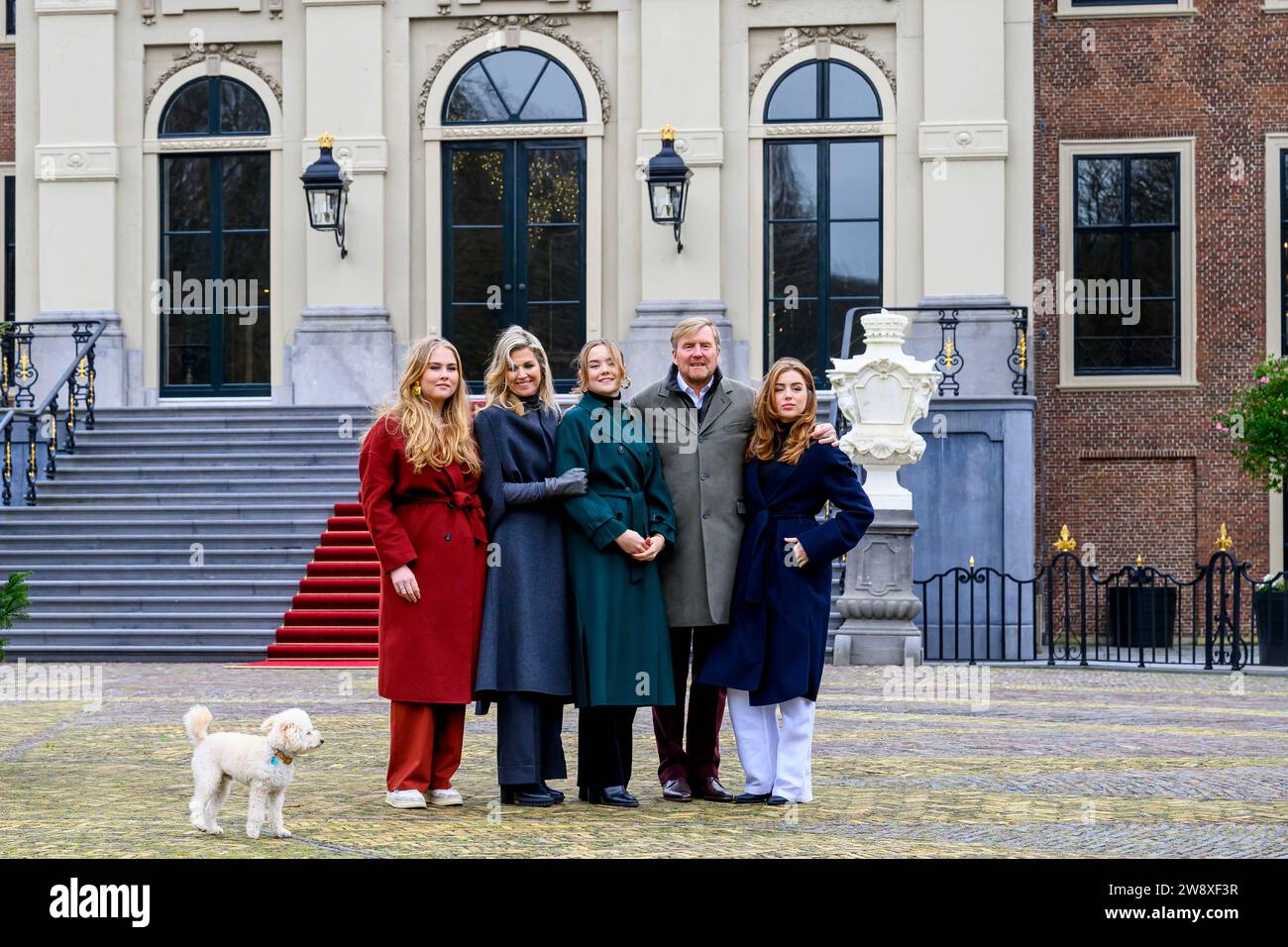 DEN HAAG, 22-12-2023, Paleis Huis ten Bosh Najaarfotosessie 2023 bij Paleis Huis ten Bosh. FOTO: Brunopress/Patrick van Emst Autumn Photo Session 2023 al Palazzo Huis Ten Bosch. Op de foto / sulla foto: Koning Willem-Alexander en koningin Maxima met hun dochters prinses Amalia, prinses Ariane en prinses Alexia re Guglielmo Alessandro e la regina Maxima con le loro figlie, la principessa Amalia, la principessa Ariana e la principessa Alexia Foto Stock