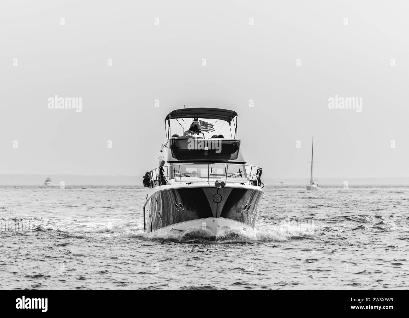 un costoso yacht a motore in arrivo negli hamptons Foto Stock