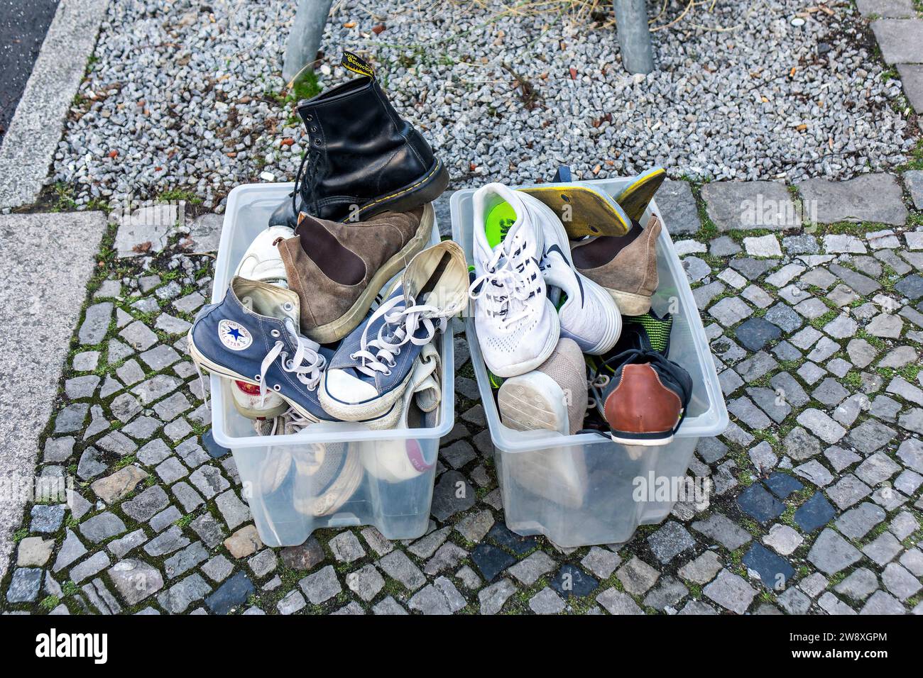 22.12.2023,Berlin,zahlreiche Schuhen sind zu verschenken. *** 22 12 2023,Berlino,numerose scarpe devono essere date via Foto Stock