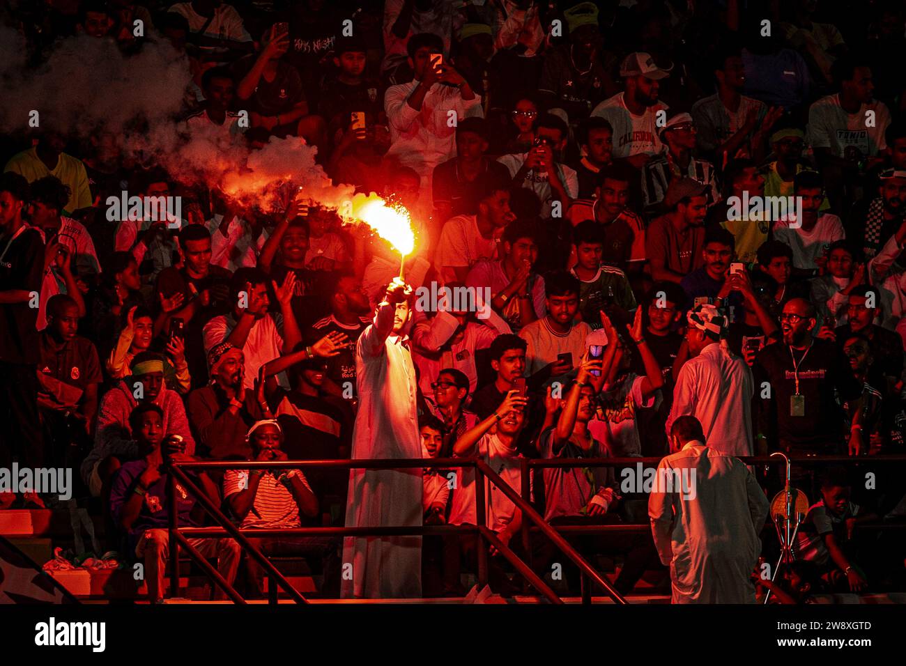 Jeddah, Arabia Saudita. 21 dicembre 2023. Al Ahli Sports Club JEDDAH, ARABIA SAUDITA - 21 DICEMBRE: I tifosi accendono durante la partita Saudi Legends and World Legends all'al Ahli Sports Club il 21 dicembre 2023 a Jeddah, Arabia Saudita. (Foto di Richard Callis//SPP) (/SPP) credito: SPP Sport Press Photo. /Alamy Live News Foto Stock