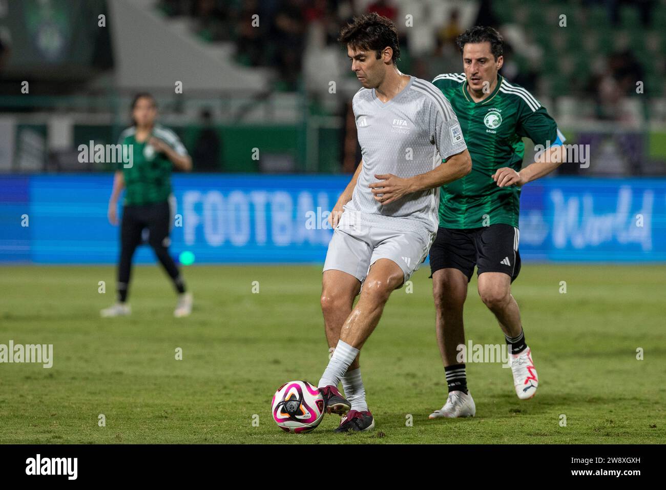 Jeddah, Arabia Saudita. 21 dicembre 2023. Al Ahli Sports Club JEDDAH, ARABIA SAUDITA - 21 DICEMBRE: Ricardo Kaká che gioca per World Legends passa il pallone durante la partita Saudi Legends and World Legends all'al Ahli Sports Club il 21 dicembre 2023 a Jeddah, Arabia Saudita. (Foto di Richard Callis//SPP) (/SPP) credito: SPP Sport Press Photo. /Alamy Live News Foto Stock