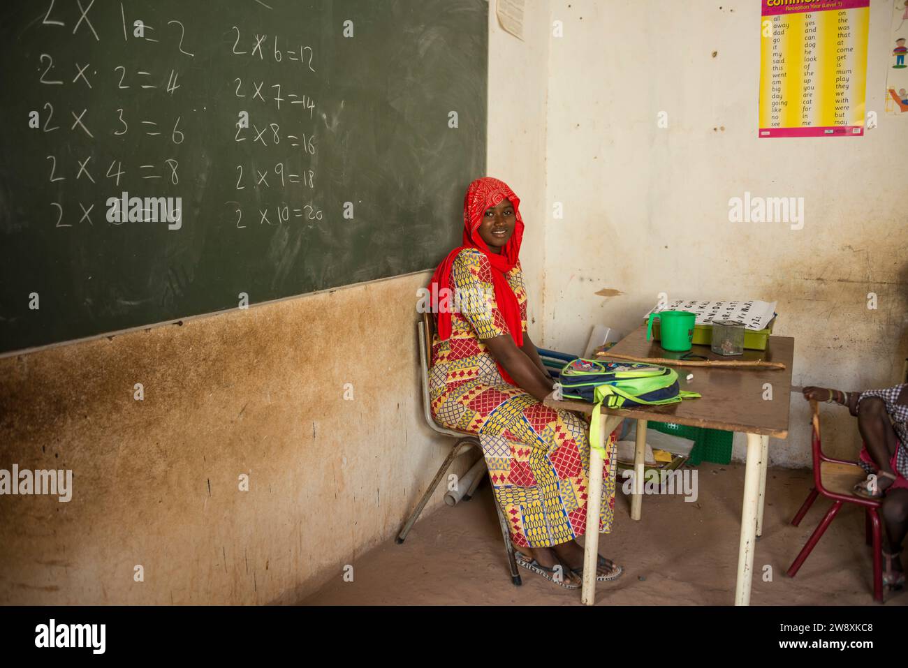 Insegnante in una classe di scuola rurale nella regione di Mariama Kunda in Gambia Foto Stock
