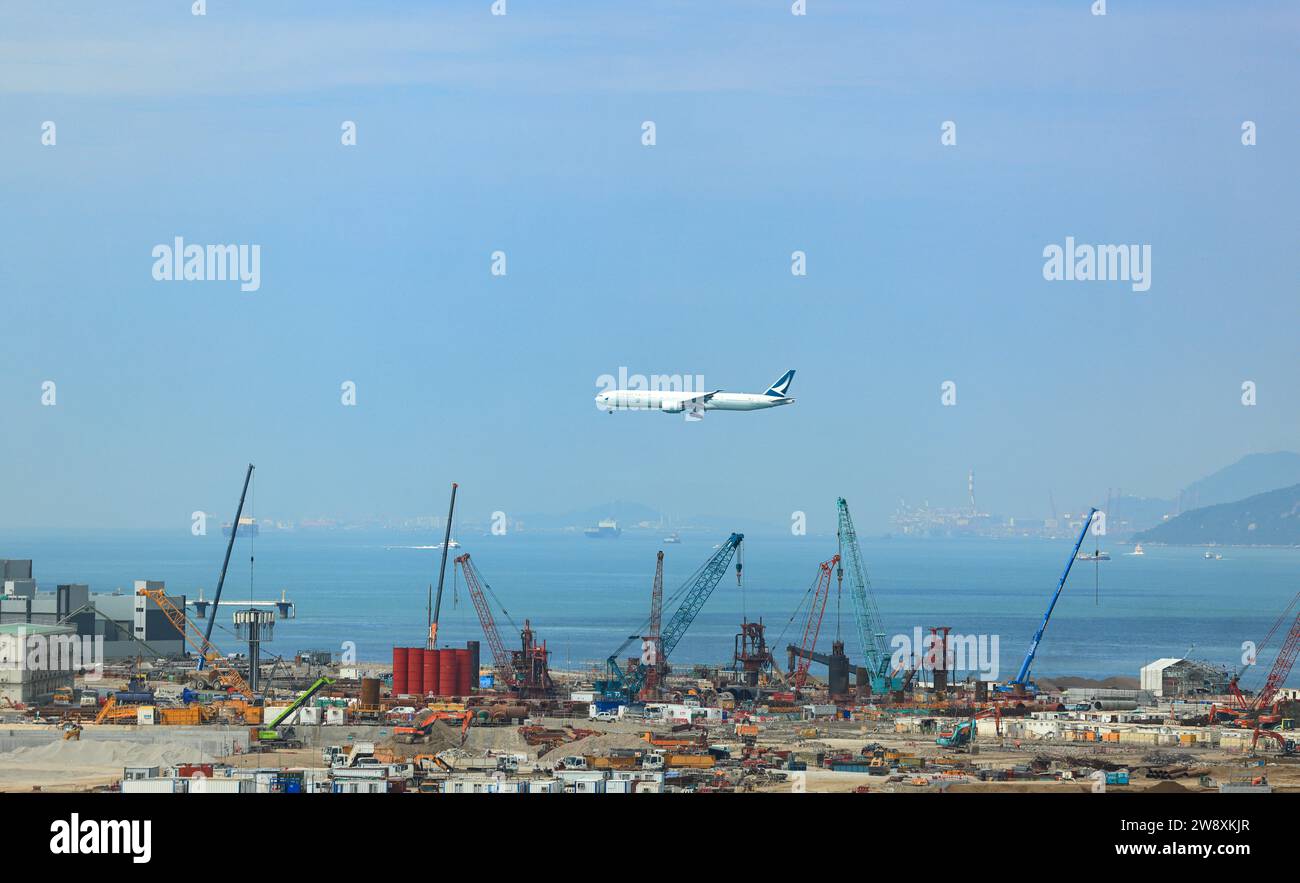 La flotta Cathay Pacific Airlines Boing 777-200, cantiere low pass presso l'aeroporto internazionale di Hong Kong. Foto Stock