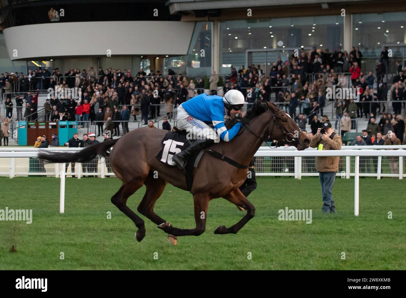 Ascot, Berkshire, Regno Unito. 22 dicembre 2023. Horse Let IT Rain guidato dal fantino Harry Skelton vince la gara Thames Materials Open National Hunt Flat Race ad Ascot Races all'Howden Christmas Racing Weekend. Il proprietario Christophr Greenall. Addestratore Dan Skelton. Allevatore R F Bailey. Sponsor Ladbrokes, The Air Ambulance Service (Warwickshire & Northamptonshire). Credito: Maureen McLean/Alamy Live News Foto Stock