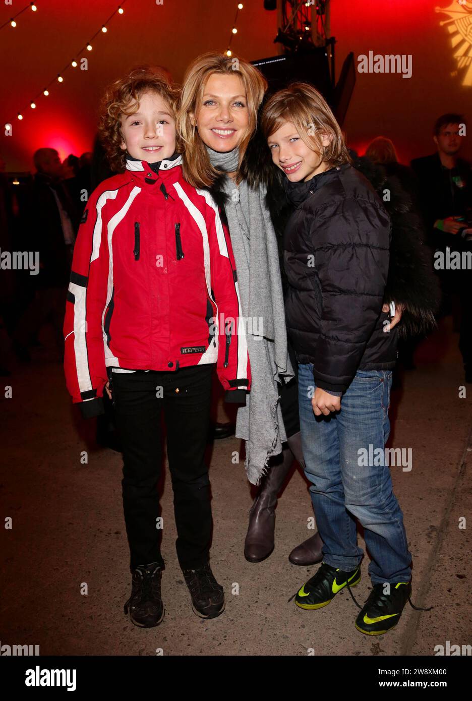 Ursula Karven Sohn Liam r Jack l - Cirque du Soleil Premiere - Berlino - 29.11.2012 Berlin Deutschland Germania Copyright: XJamesxColdreyx Foto Stock