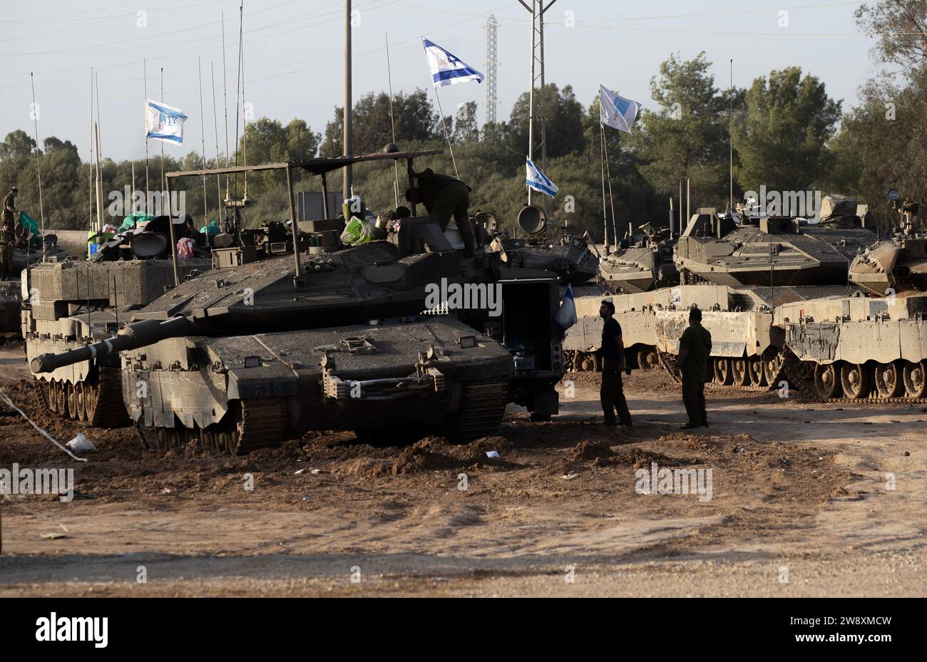Israele meridionale, Israele. 22 dicembre 2023. Carri armati Merkava israeliani all'interno di un'area di sosta nel sud di Israele lungo il confine con la Striscia di Gaza il 22 dicembre 2023. Gli Stati Uniti chiedono a Israele di essere più precisi nei suoi attacchi contro il terrorista di Hamas nell'attuale guerra che è al terzo mese. Foto di Jim Hollander/UPI Credit: UPI/Alamy Live News Foto Stock
