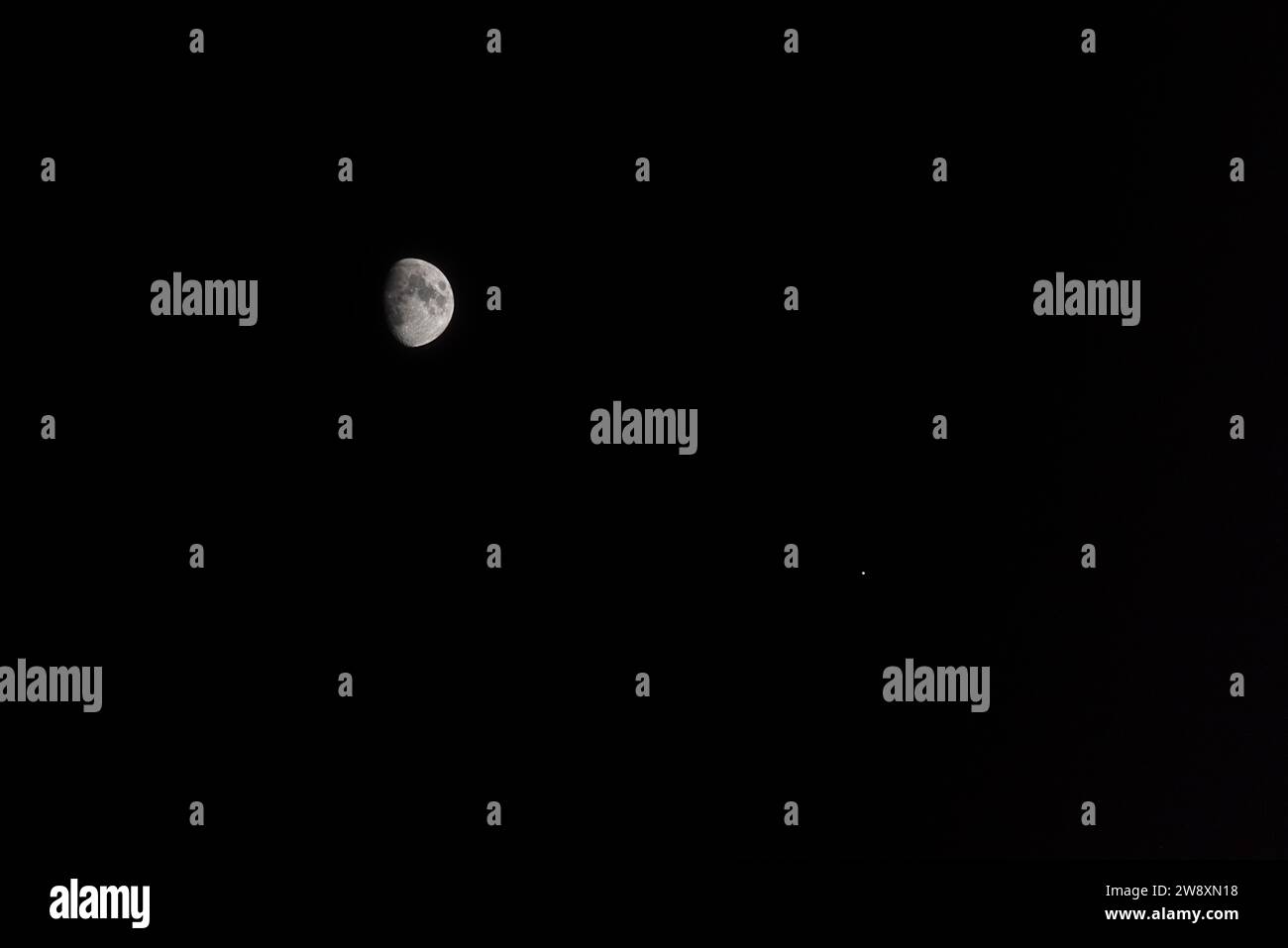22 dicembre 2023 congiunzione Luna-Giove, Luna nel cielo, la notte più lunga, il solstizio d'inverno Foto Stock