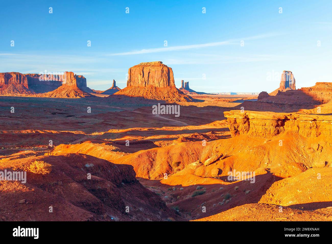 Vista delle formazioni di arenaria rossa del Monument Valley Navajo Tribal Park dal John Ford's Point al tramonto. Arizona. USA Foto Stock