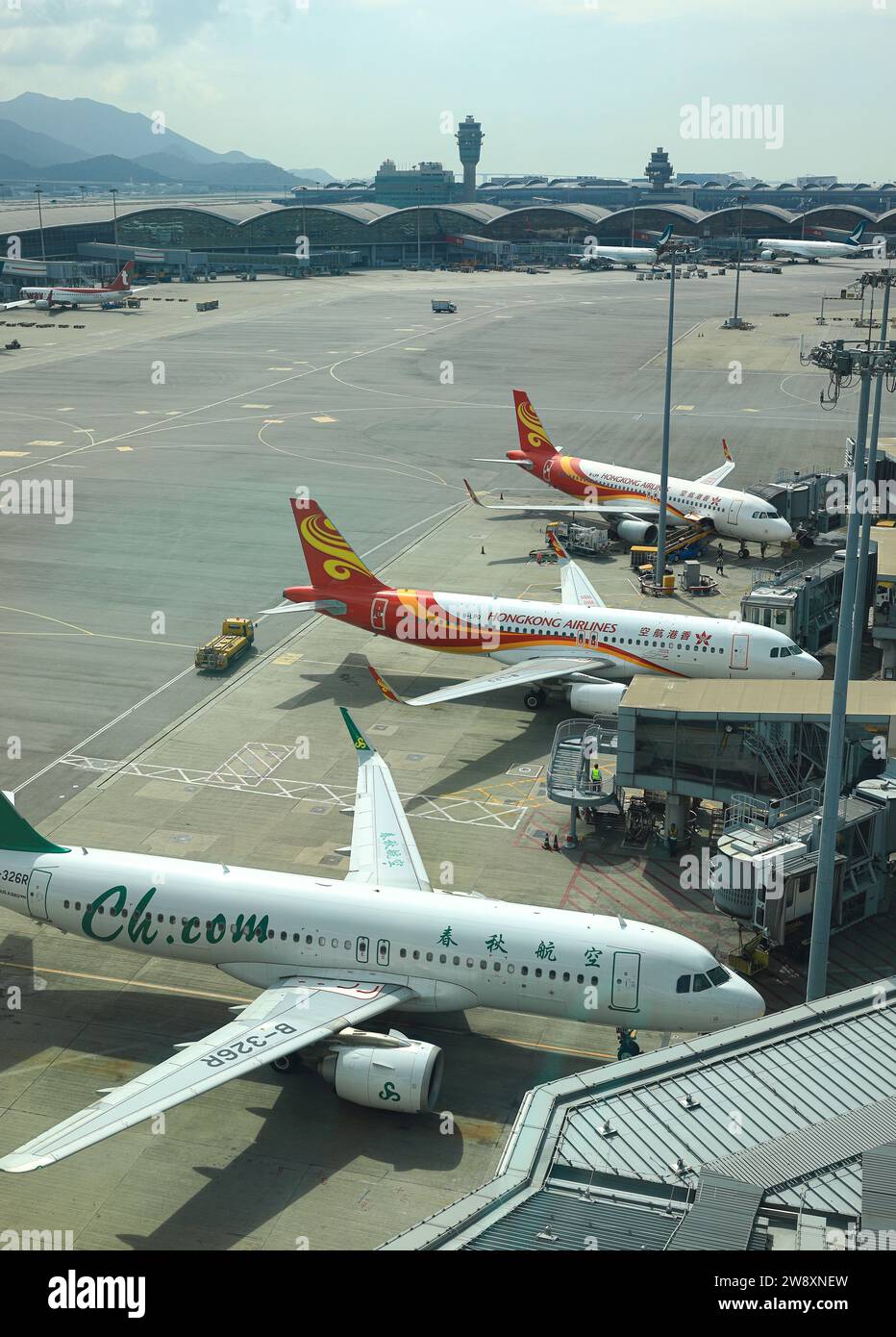 Vista dell'aeroporto internazionale di Hong Kong, parcheggio aereo al gate passeggeri per servire i passeggeri durante il viaggio. Foto Stock