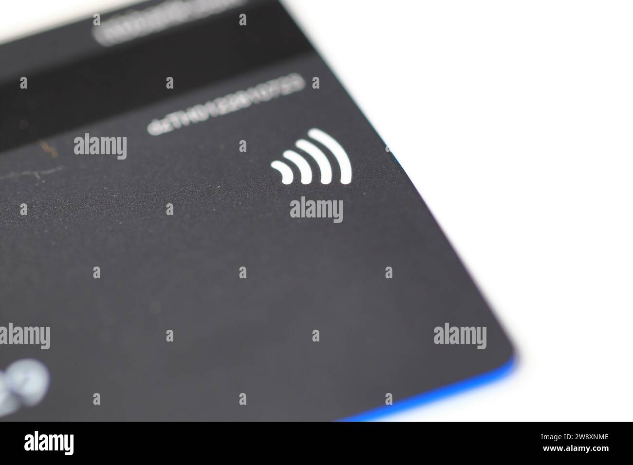 Carta di credito bancaria con tecnologia contactless Pay, carta di credito contactless, segnale Pay WAVE per qualsiasi pagamento stile realistico isolato su sfondo bianco. Foto Stock