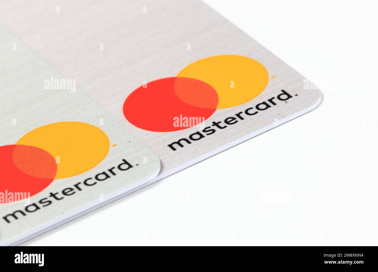 Carte di credito con parte del logo sull'angolo della carta isolate su sfondo bianco. Foto Stock