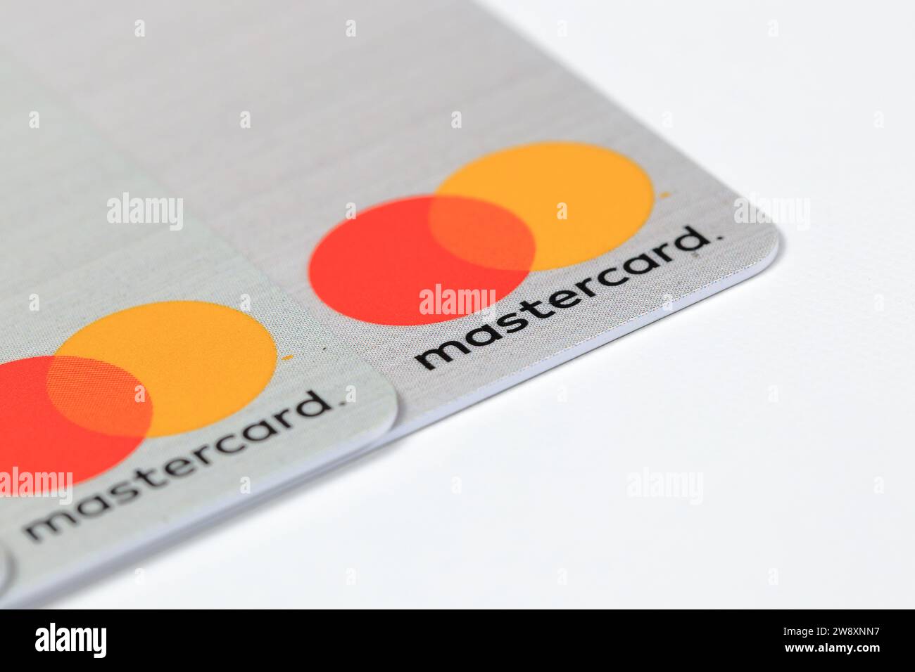 Carte di credito con parte del logo sull'angolo della carta isolate su sfondo bianco. Foto Stock