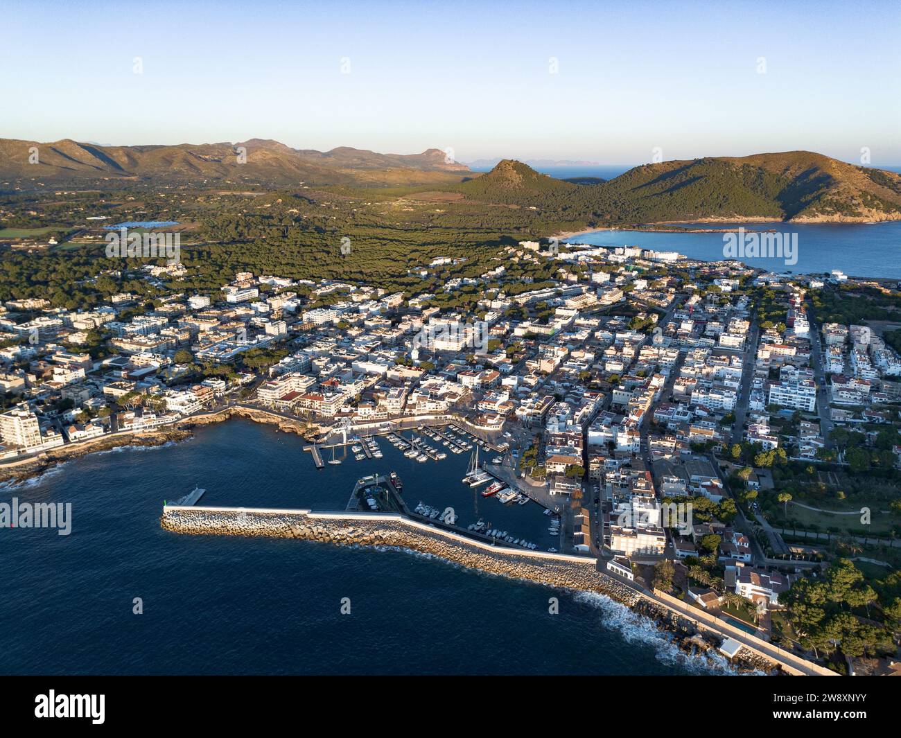 Cala Ratjada sulla costa di Maiorca, vista aerea. Isole Baleari, Mar Mediterraneo Foto Stock