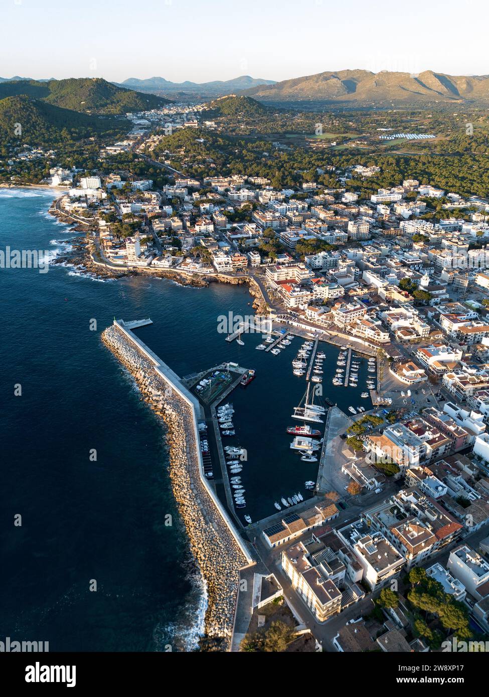 Colpo aereo di Cala Ratjada. Città Turistica nell'isola di Maiorca, Mar Mediterraneo Foto Stock