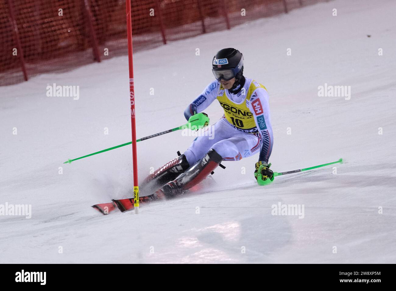 Madonna di Campiglio, Italia. 22 dicembre 2023. Alexander Steen Olsen (NOR) gareggia durante l'Audi FIS Alpine Ski World Cup, menÂ&#x80;&#x99;s Slalom Race sulla 3Tre Slope a Madonna di Campiglio il 22 dicembre 2023, Trento, Italia. Credito: Agenzia fotografica indipendente/Alamy Live News Foto Stock