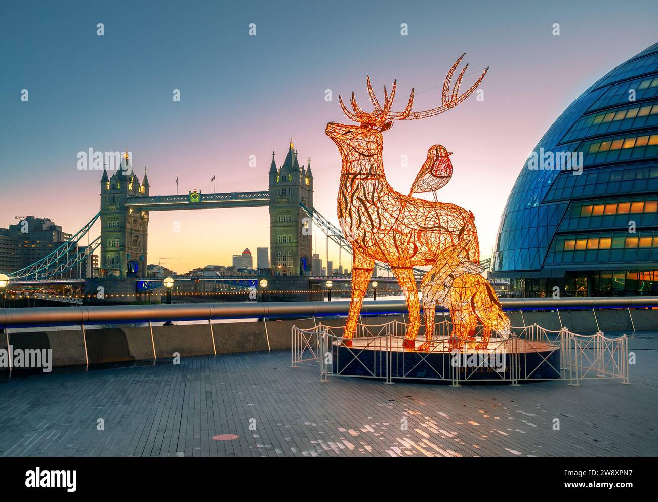 Londra, Inghilterra, Regno Unito - 17 dicembre 2021: La scena serale con luminose decorazioni natalizie specifiche di Londra in primo piano; il cervo, la volpe Foto Stock