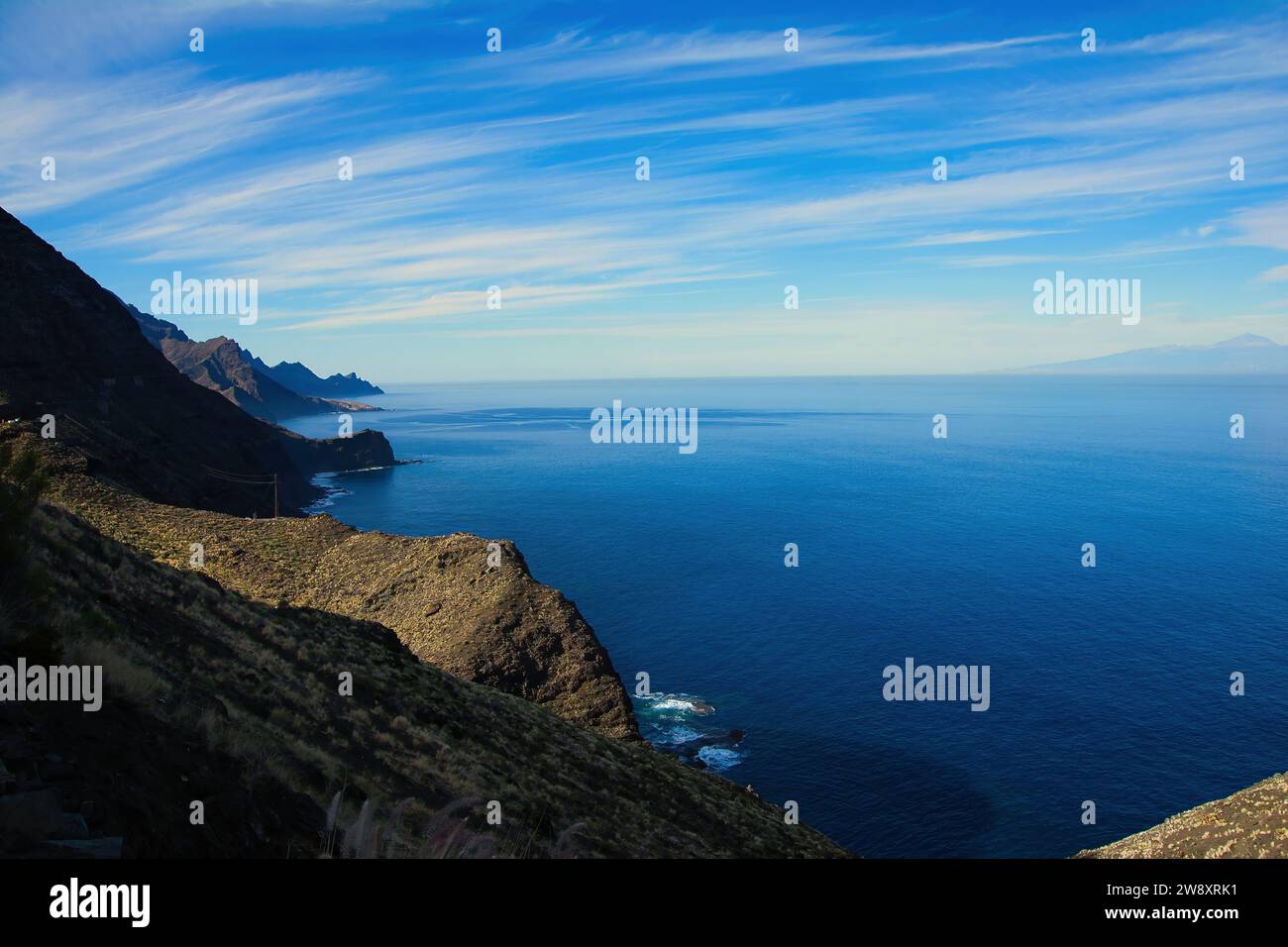 Gran Canaria, vista del vulcano Teide di Tenerife, calma blu dell'Atlantico, cielo blu con nuvole bianche Foto Stock