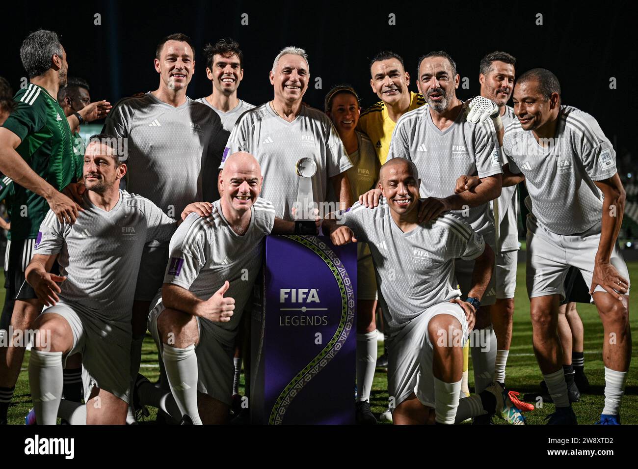 Jeddah, Arabia Saudita. 21 dicembre 2023. Al Ahli Sports Club JEDDAH, ARABIA SAUDITA - 21 DICEMBRE: I giocatori posano per una foto dopo la partita Saudi Legends and World Legends all'al Ahli Sports Club il 21 dicembre 2023 a Jeddah, Arabia Saudita. (Foto di Alexandre Neto/SPP) (/SPP) credito: SPP Sport Press Photo. /Alamy Live News Foto Stock