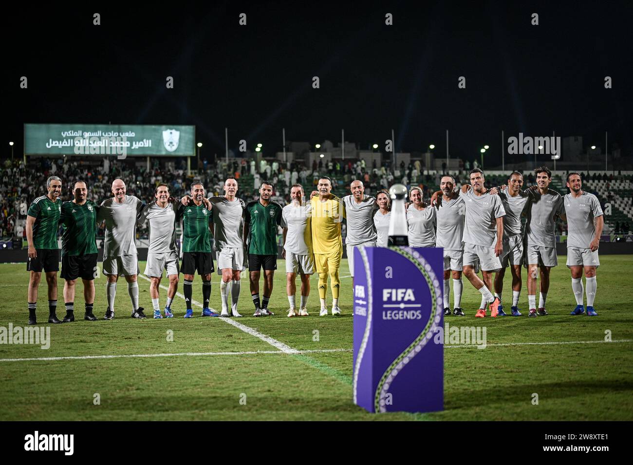 Jeddah, Arabia Saudita. 21 dicembre 2023. Al Ahli Sports Club JEDDAH, ARABIA SAUDITA - 21 DICEMBRE: I giocatori posano per una foto dopo la partita Saudi Legends and World Legends all'al Ahli Sports Club il 21 dicembre 2023 a Jeddah, Arabia Saudita. (Foto di Alexandre Neto/SPP) (/SPP) credito: SPP Sport Press Photo. /Alamy Live News Foto Stock