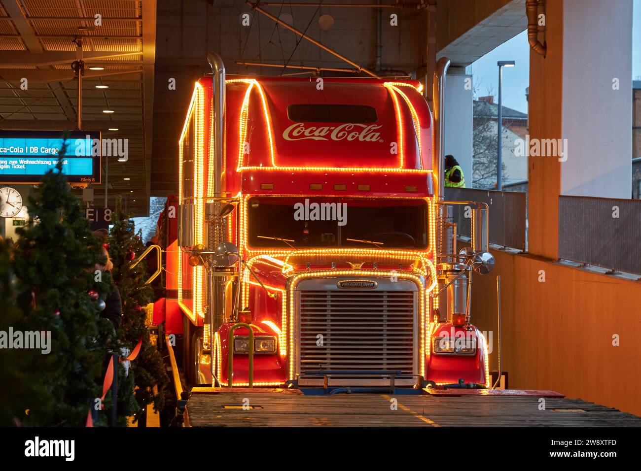 CocaCola Truck CocaCola Weihnachtstour am Bahnhof Berlin Südkreuz am 22.12.2023. Coca Cola