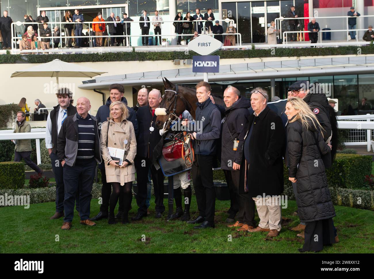 Ascot, Berkshire, Regno Unito. 22 dicembre 2023. I possessori con il Titan Discovery a cavallo cavalcato dal fantino Liam Harrison, vincitore della WB Wealth handicap hurdle Race ad Ascot Races all'Howden Christmas Racing Weekend. Proprietario Glastonbury's, Valentine, Bobby e Paget. Allenatore Robbie Llewellyn, Swindon. Allevatori Kevin e Anne Glastonbury. Sponsor Tote. Credito: Maureen McLean/Alamy Live News Foto Stock