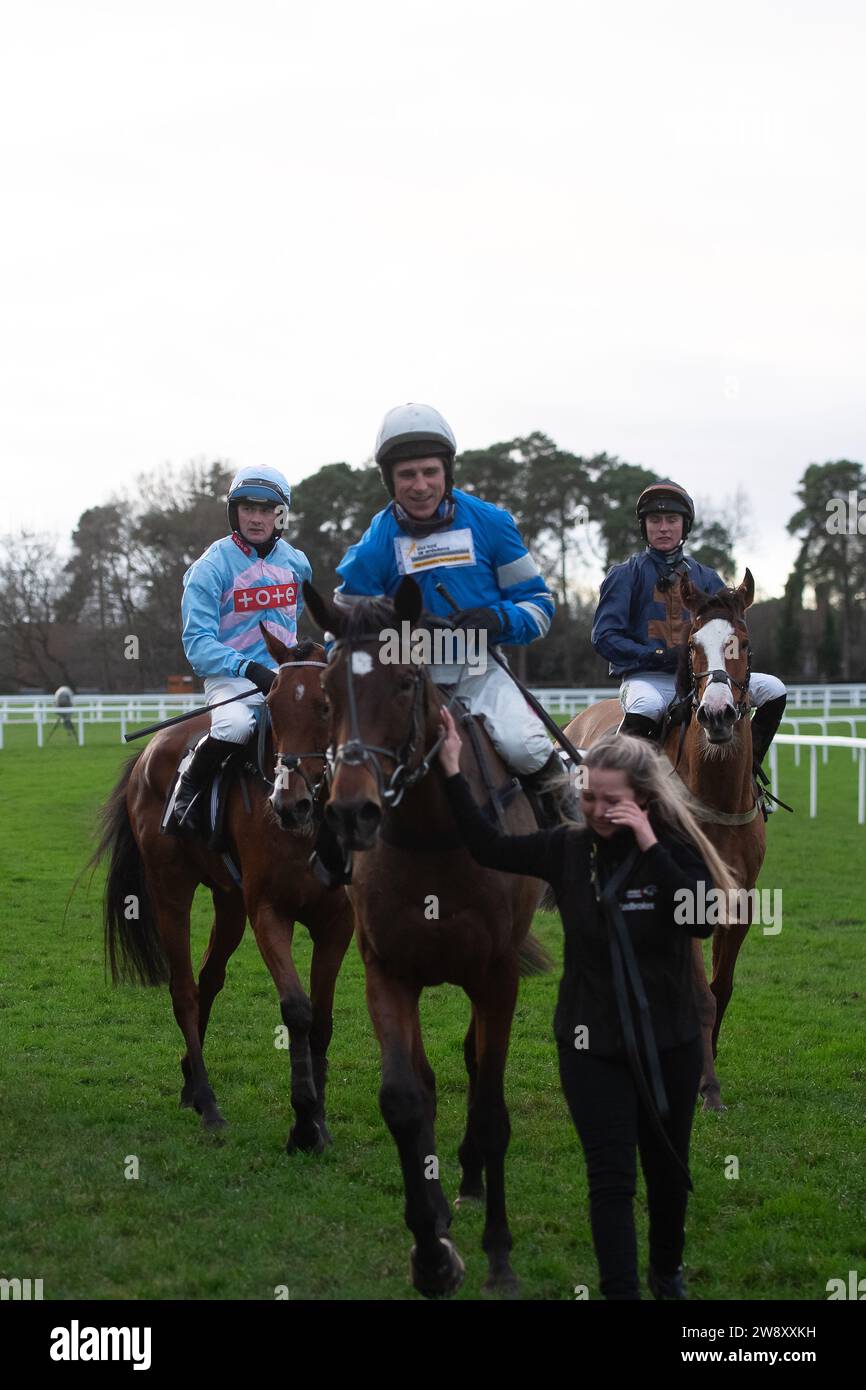 Ascot, Berkshire, Regno Unito. 22 dicembre 2023. Uno sposo molto felice per Horse Let IT Rain guidato dal fantino Harry Skelton, vincitore della gara nazionale Thames Materials Open National Hunt Flat Race, che si svolge ad Ascot Races, durante il weekend delle corse natalizie Howden. Il proprietario Christophr Greenall. Addestratore Dan Skelton. Allevatore R F Bailey. Sponsor Ladbrokes, The Air Ambulance Service (Warwickshire & Northamptonshire). Credito: Maureen McLean/Alamy Live News Foto Stock