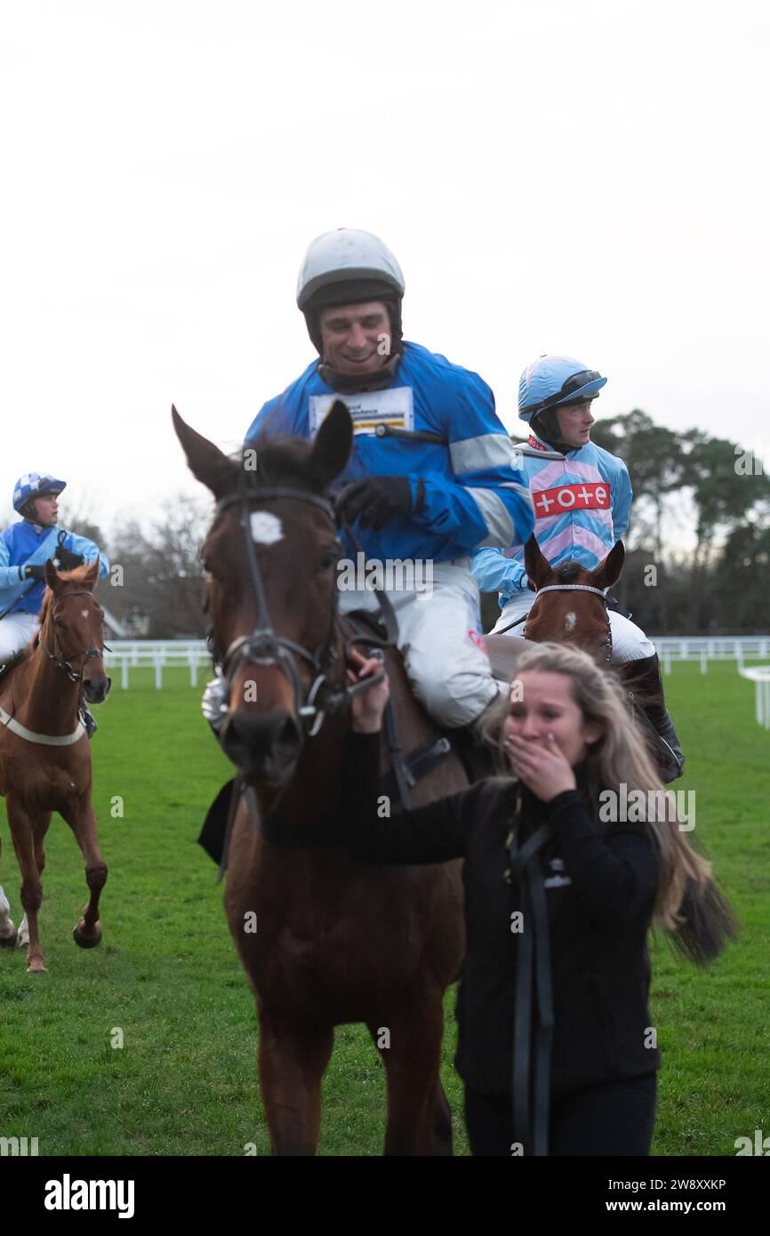 Ascot, Berkshire, Regno Unito. 22 dicembre 2023. Uno sposo molto felice per Horse Let IT Rain guidato dal fantino Harry Skelton, vincitore della gara nazionale Thames Materials Open National Hunt Flat Race, che si svolge ad Ascot Races, durante il weekend delle corse natalizie Howden. Il proprietario Christophr Greenall. Addestratore Dan Skelton. Allevatore R F Bailey. Sponsor Ladbrokes, The Air Ambulance Service (Warwickshire & Northamptonshire). Credito: Maureen McLean/Alamy Live News Foto Stock
