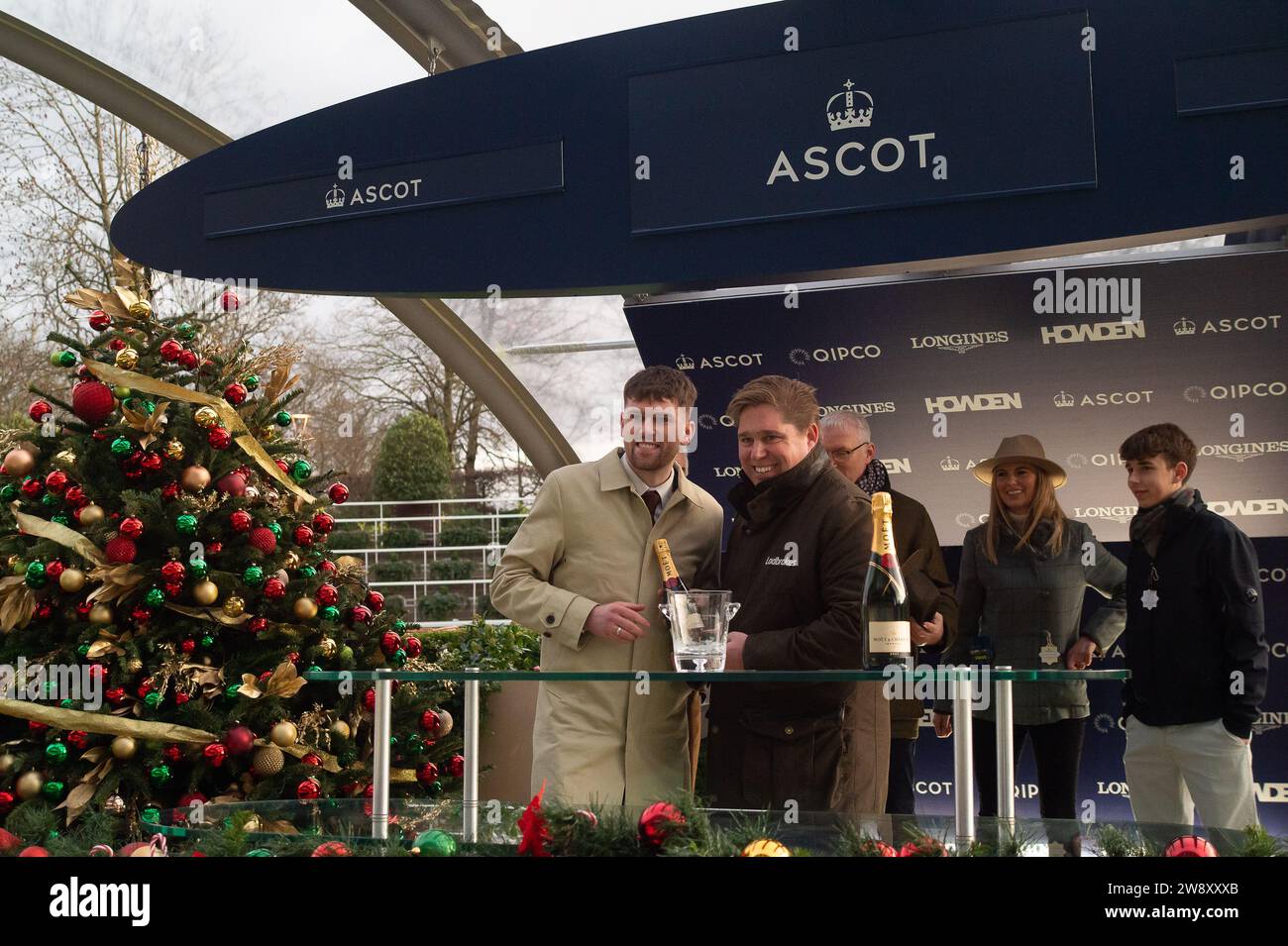 Ascot, Berkshire, Regno Unito. 22 dicembre 2023. Presentazione dei vincitori. L'allenatore Dan Skelton (R), l'Alcester Horse Let IT Rain guidato dal fantino Harry Skelton vince la gara nazionale Thames Materials Open National Hunt Flat Race ad Ascot Races all'Howden Christmas Racing Weekend. Il proprietario Christophr Greenall. Allevatore R F Bailey. Sponsor Ladbrokes, The Air Ambulance Service (Warwickshire & Northamptonshire). Credito: Maureen McLean/Alamy Live News Foto Stock