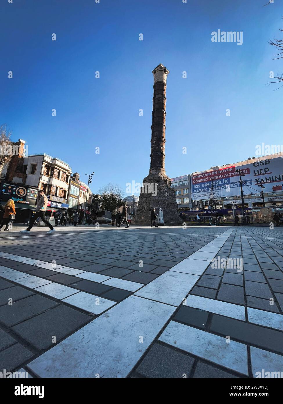 Istanbul, Turkiye - 21 dicembre 2022: La colonna di Costantino fu costruita per l'imperatore romano Costantino il grande per commemorare la dedica di Costantino Foto Stock