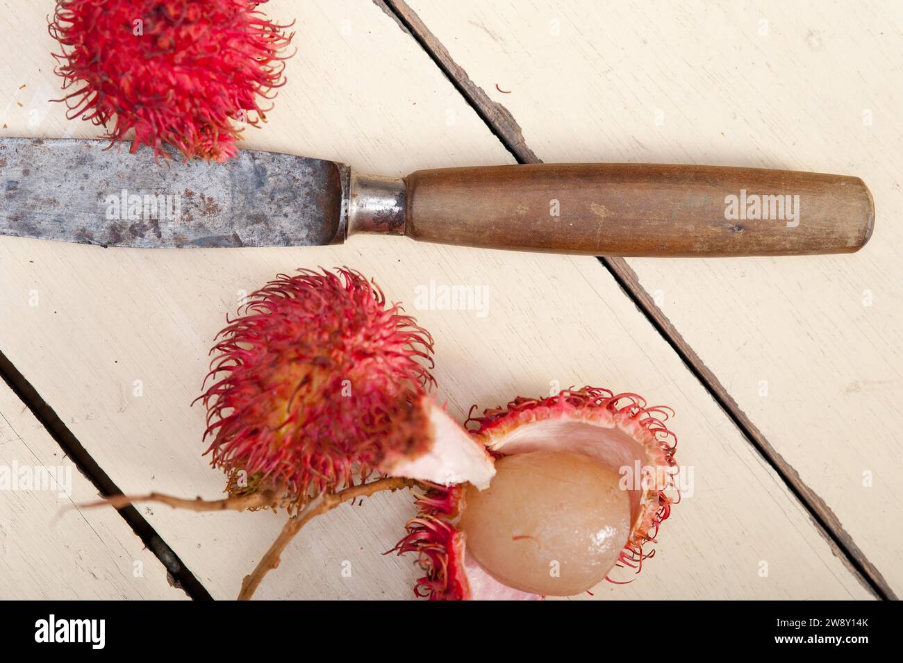 Frutti di rambutan tropicali freschi su un tavolo in legno rustico, fotografie di cibo Foto Stock