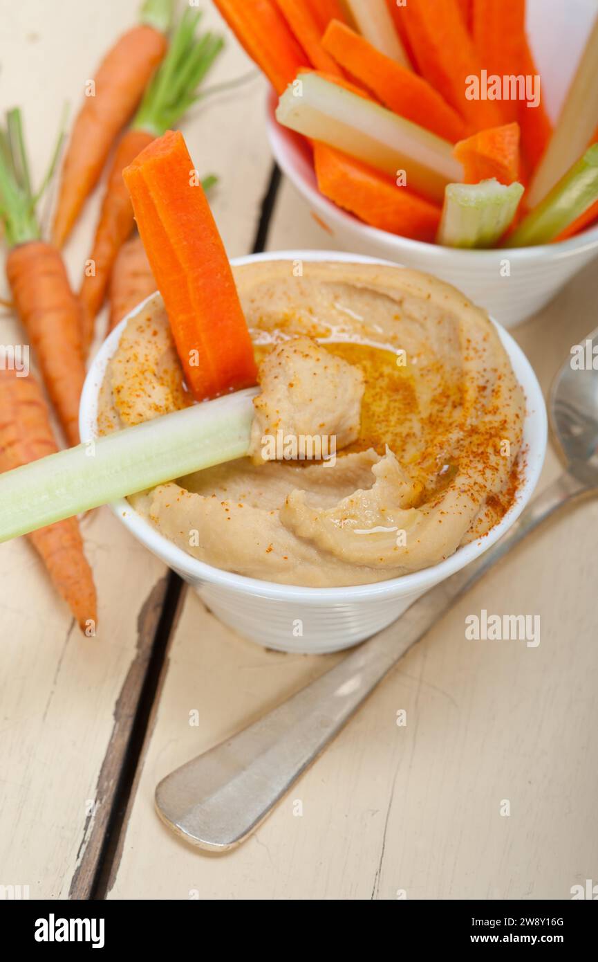Salsa di hummus fresco con carota cruda e sedano cibo arabo medio-orientale sano, fotografia del cibo Foto Stock