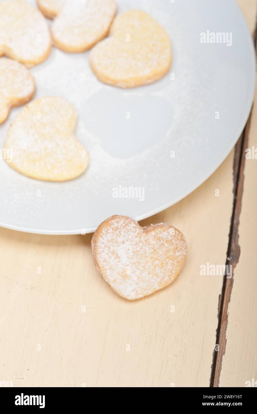 Biscotti appena sfornati a forma di cuore per san valentino, fotografia gastronomica Foto Stock