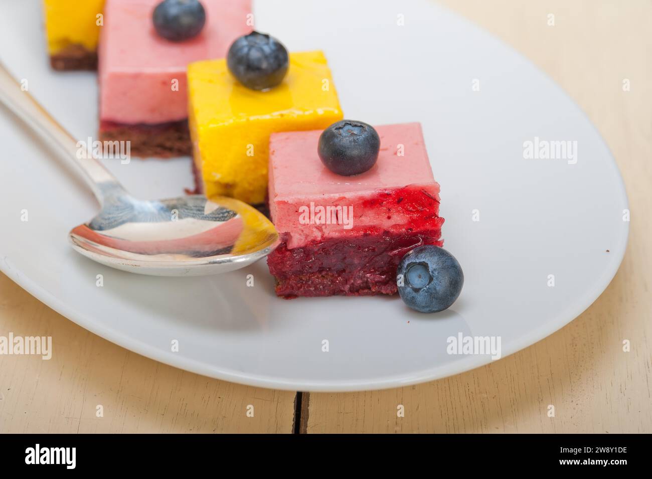 Torta dolce con mousse di fragole e mango fresca con mirtilli, fotografia gastronomica Foto Stock