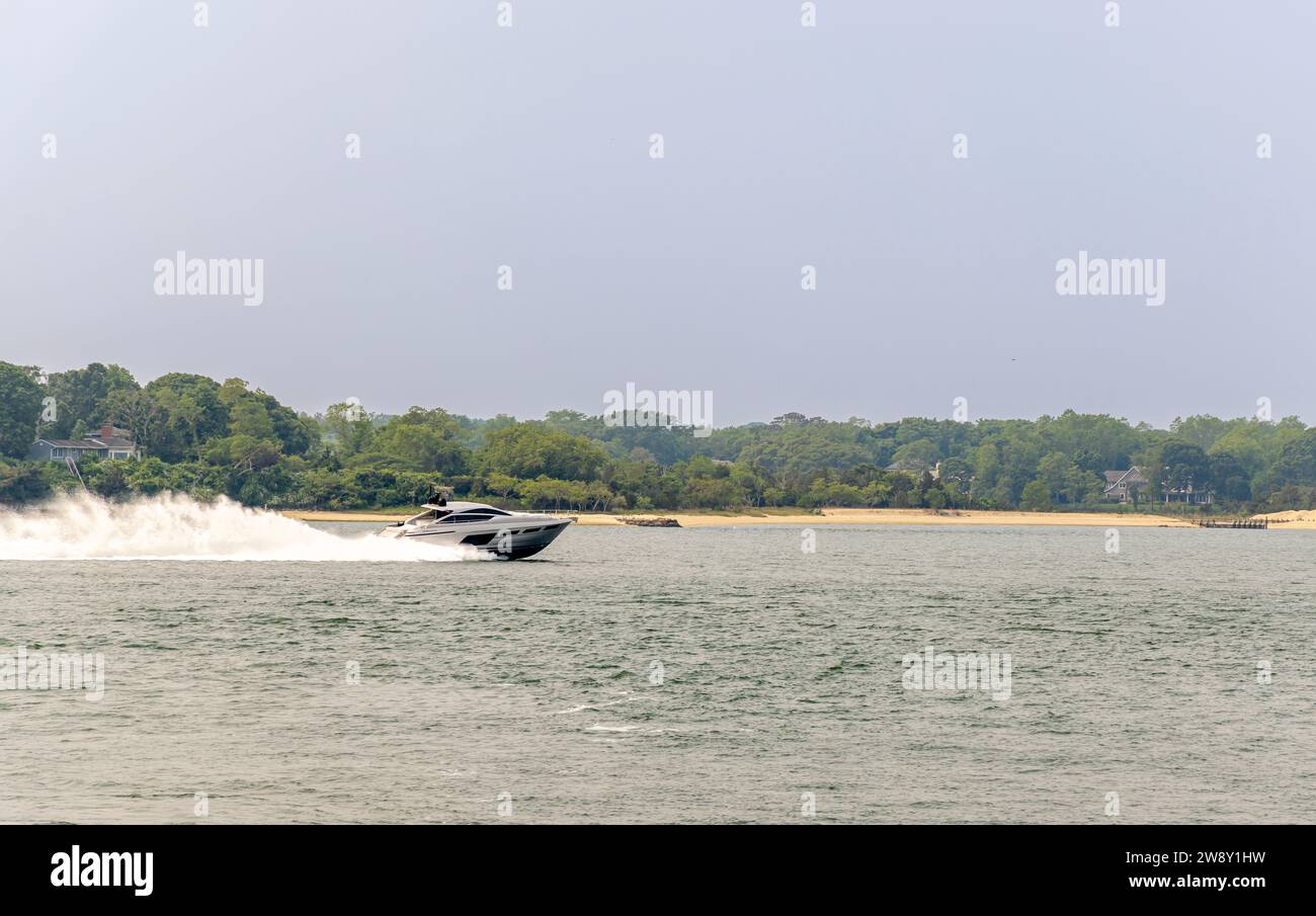 Grande yacht a motore Riva che si muove rapidamente da Shelter Island, new york Foto Stock