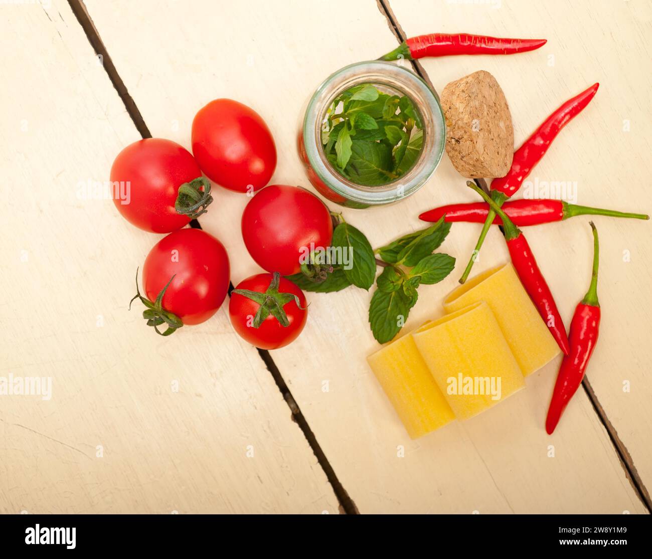 Impacchi di pasta italiana o schiaffoni con ingredienti di pomodoro menta e peperoncino, fotografia gastronomica, fotografia gastronomica Foto Stock