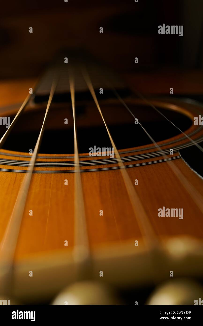 Primo piano delle corde di chitarra spagnole che vibrano su uno sfondo nero Foto Stock