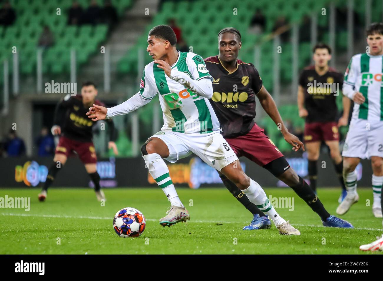 Groningen, Paesi Bassi. 22 dicembre 2023. GRONINGEN, PAESI BASSI - 22 DICEMBRE: Laros Duarte del FC Groningen è sfidato da Gibson Yah di Jong Utrecht di Jong Utrecht durante il Keuken Kampioen Divisie match olandese tra FC Groningen e Jong Utrecht a Euroborg il 22 dicembre 2023 a Groningen, Paesi Bassi (foto di Pieter van der Woude/ Orange Pictures) credito: Orange Pics BV/Alamy Live News Foto Stock