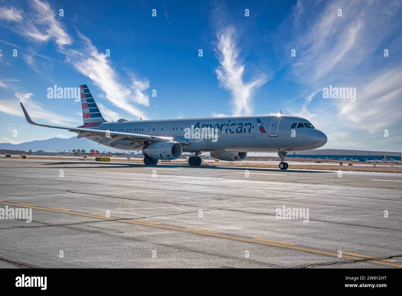 American Airlines Airbus A321-231 taxi per la pista attiva dell'aeroporto internazionale di Tucson in Arizona Foto Stock